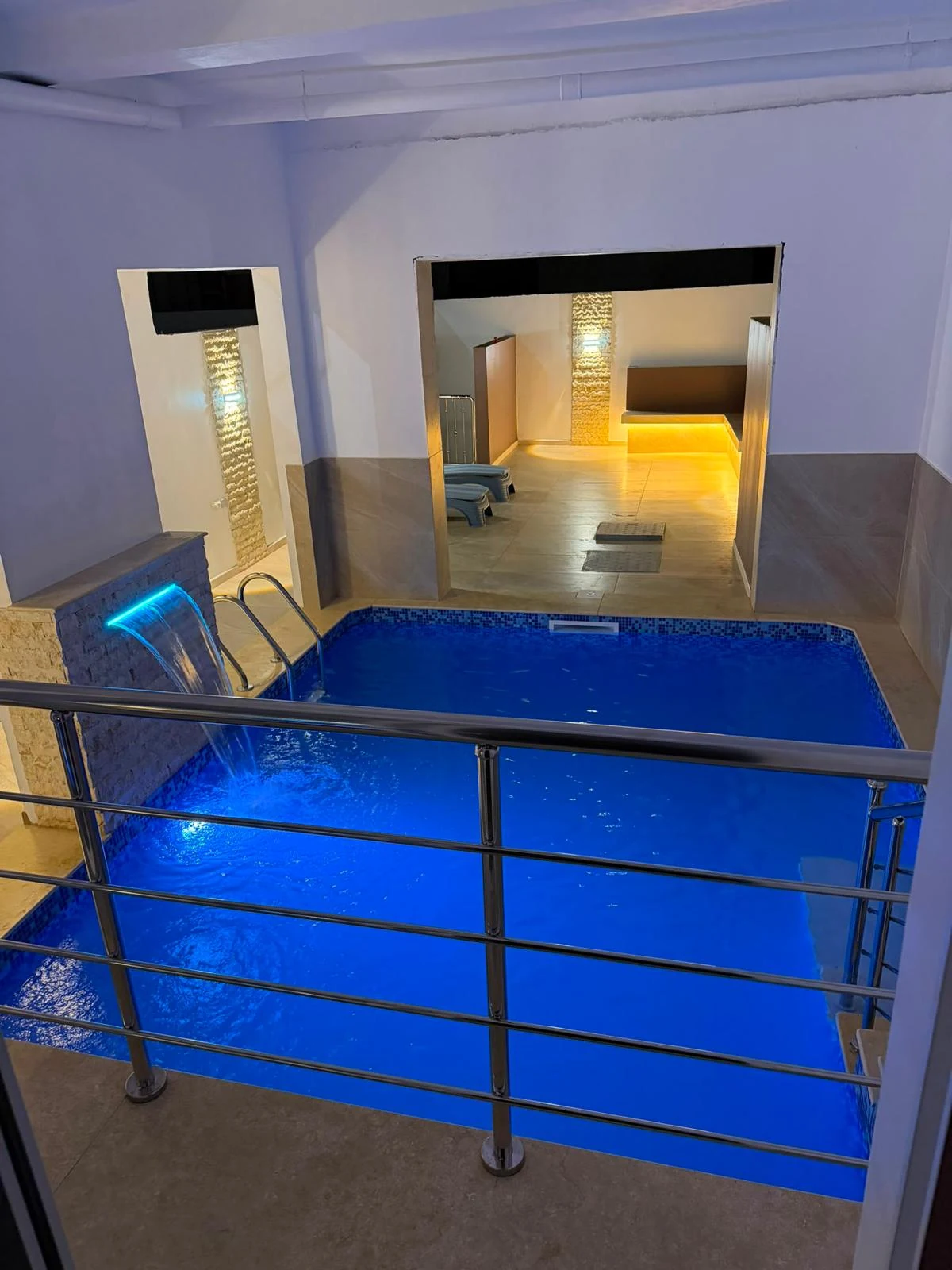 Villa indépendante avec piscine intérieure privée et cascade d'eau